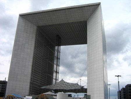 La Defence ed il Grand Arc. Ai Parigini non bastava la Torre Eifell e l'arco di trionfo; i pi moderni hanno voluto lasciare un'impronta importante. Questo grande cubo con le due facce aperte  veramente mastodontico. Gran fatica per raggiungerlo, sali la scalinata, raggiungi la spianata e ti becchi il vento freddo che soffia da ovest ad est. Ce la potr fare, visiter anche il 'Grand Arc'.