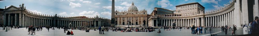 Panoramica di piazza San Pietro.